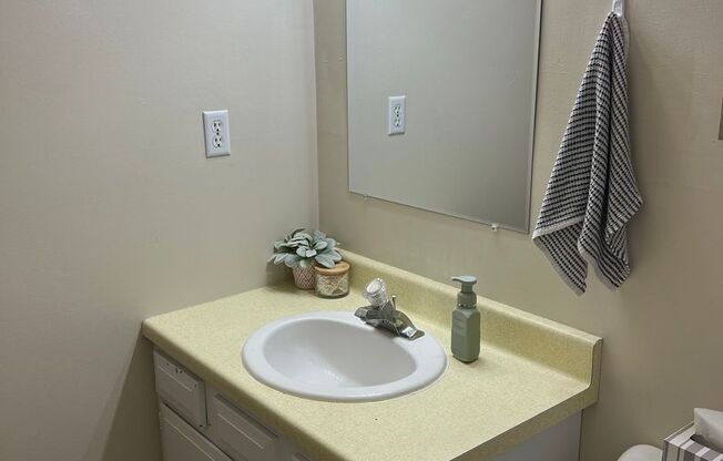 1 bed, 1 bath, $600, Unit 202