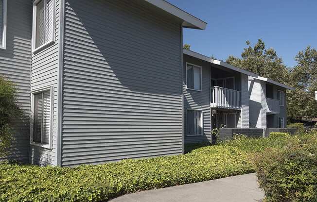 Exterior building with landscape l Vue at the Lake in Sacramento