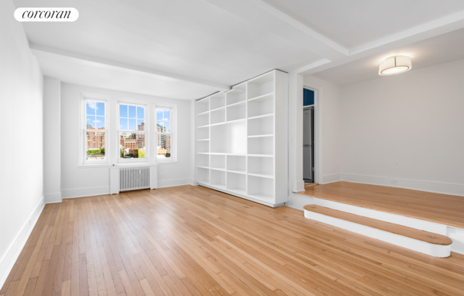 302 W 12 ST
