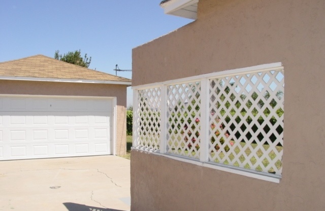 South Park - House with Detached 2 Car Garage - Yard