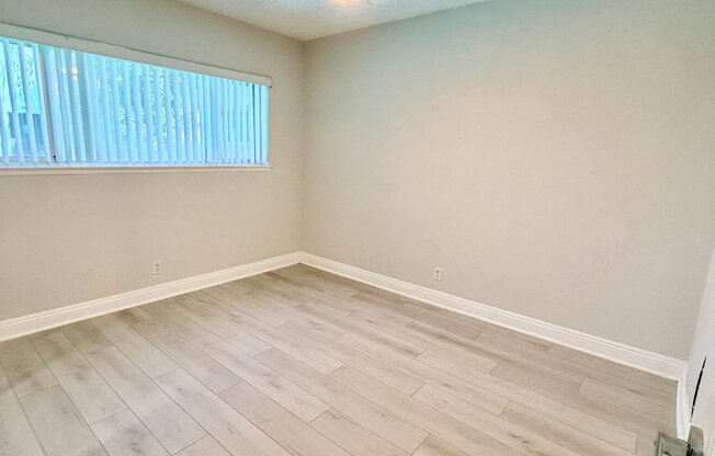 1595 E CHEVY CHASE DR