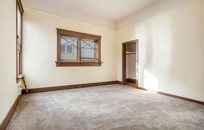 2 beds, 1 bath, $2,400, Unit 1524 Mozart St. - LU