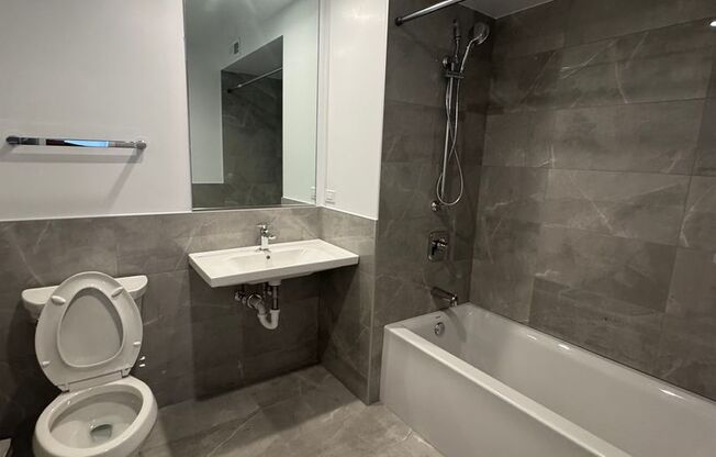1710 W Lunt