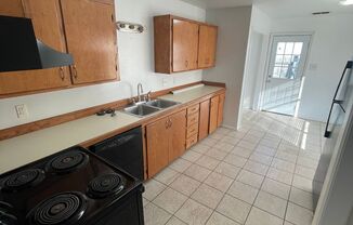 3 beds, 1.5 baths, $1,095