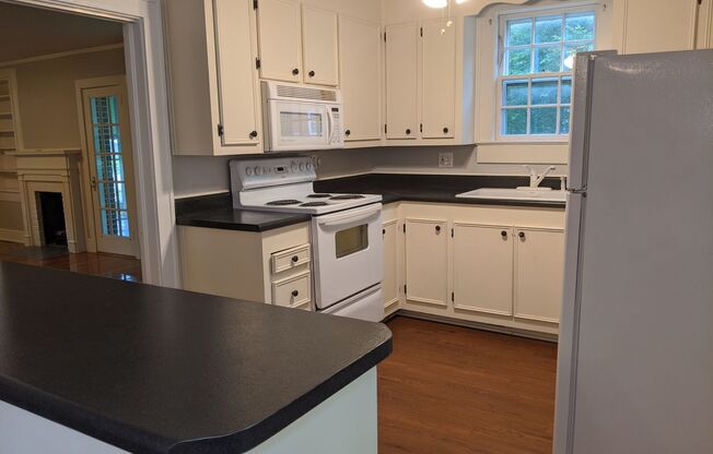 Charming 3 BR only minutes from Downtown Greenville, Furman University and Cherrydale!!