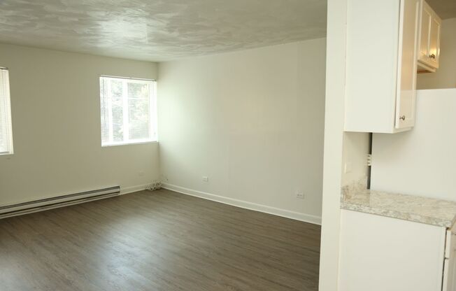 2 beds, 1 bath, $1,400, Unit Apt #03