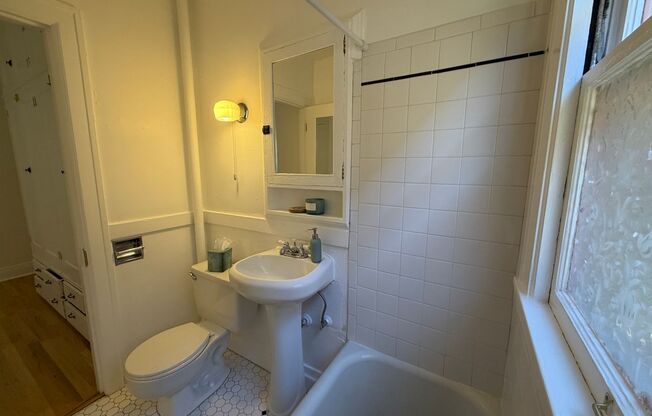 Studio, 1 bath, 320 sqft, $1,129, Unit 06