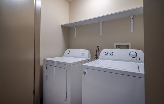 2 beds, 1 bath, $1,300, Unit 124