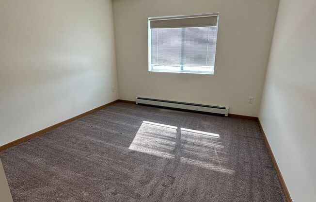 2 beds, 1 bath, $1,250, Unit 102