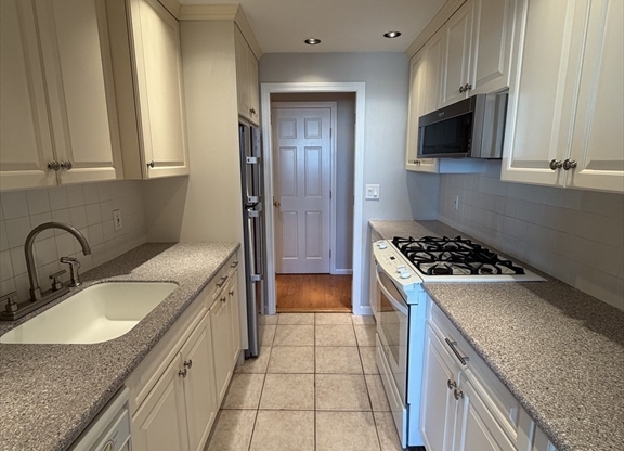 1 bed, 1.5 baths, 1,380 sqft, $6,695, Unit 17B