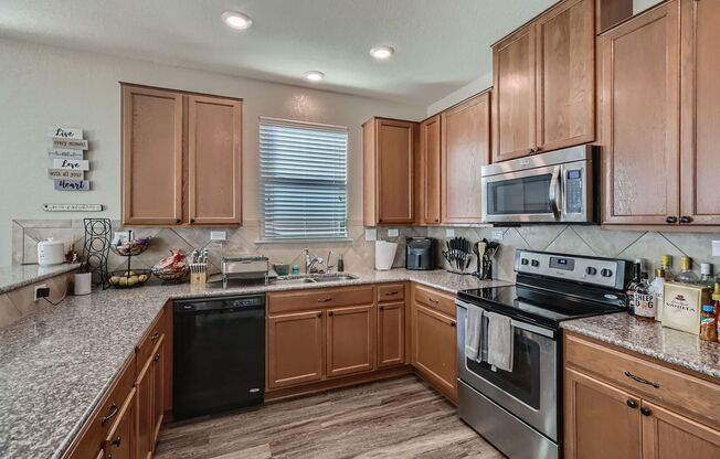 3 Bed/2.5 Bathroom~ Multiple Living Spaces~ Located near Lackland AFB!