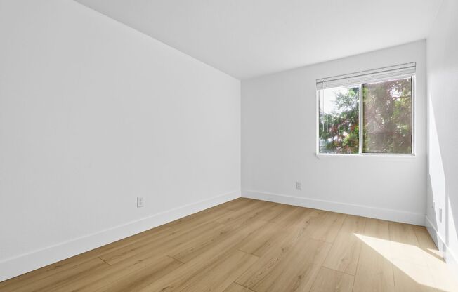 2 beds, 1 bath, 803 sqft, $1,592, Unit CMV 12223 - 305