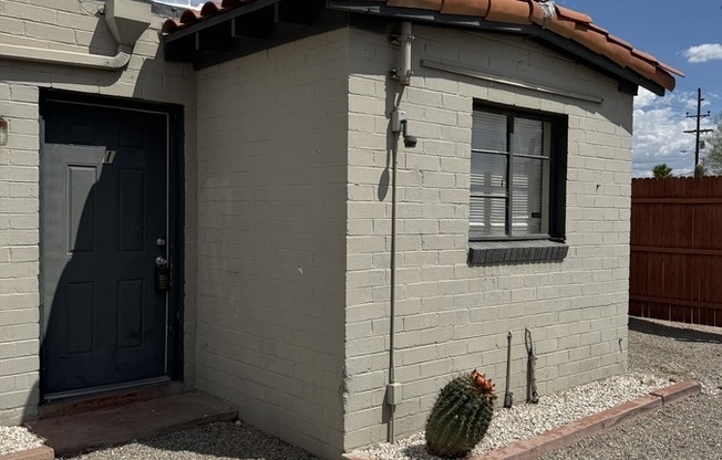 302 W FLORES ST