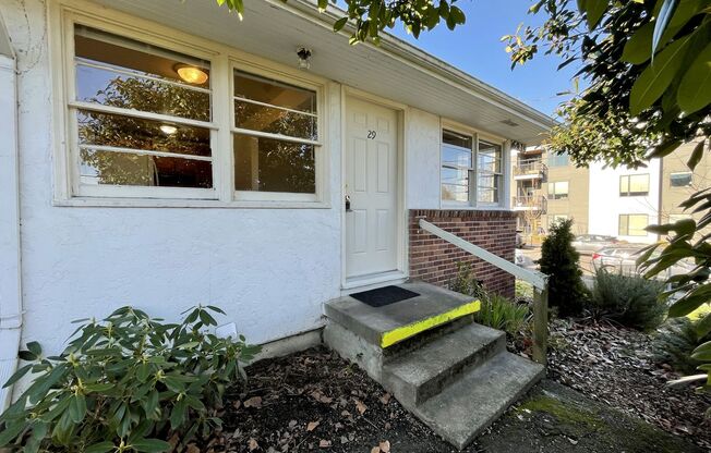 Charming 1 bedroom available in Woodlawn