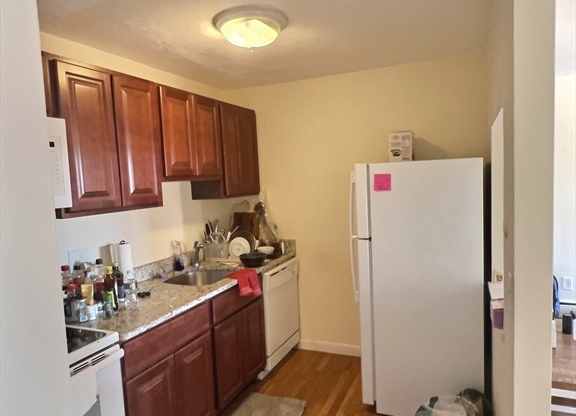 1 bed, 1 bath, 999 sqft, $2,800, Unit 32