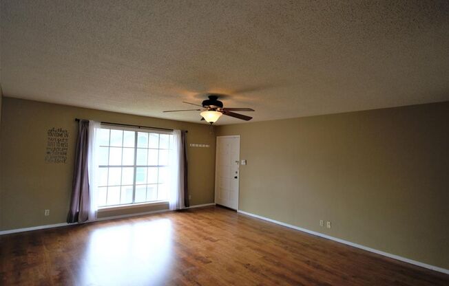 LARGE 2 bedroom 2 bath Condo close to Shopping, dinning and entertainment!