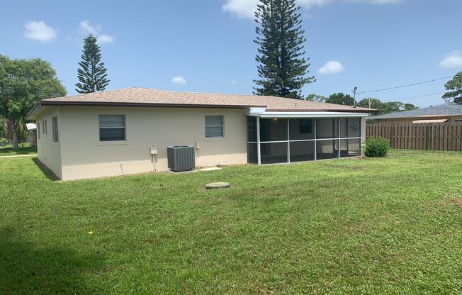 3/2/1 RENTAL HOUSE IN THE RIVER PARK AREA.