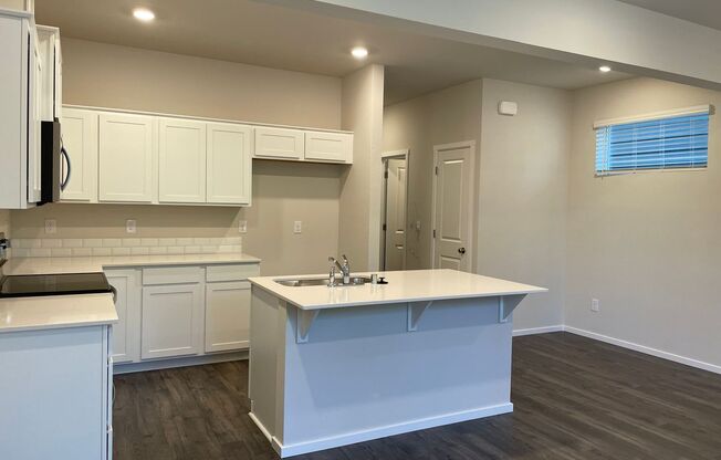 BEAUTIFUL 3 Bed 2.5 Bath Home in Vancouver! Stainless Steel Appliances!