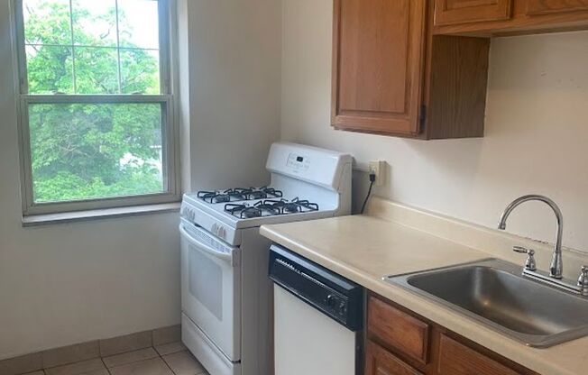 2 beds, 1 bath, $1,675, Unit C2