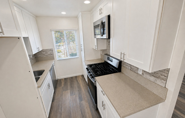 2 beds, 1 bath, $2,500, Unit 110