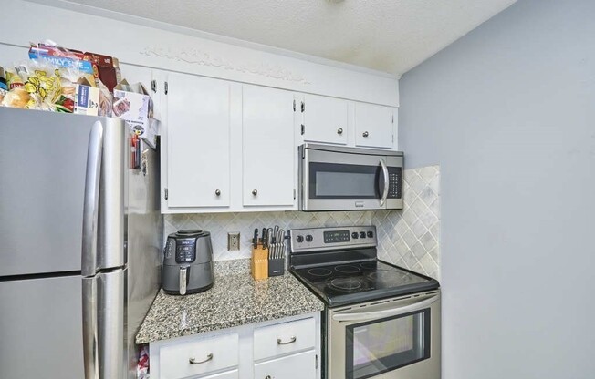 2 beds, 1 bath, 906 sqft, $2,300, Unit 215