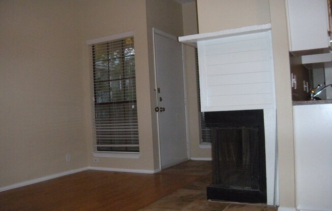HYDE PARK TERRACE - NORTH CAMPUS - PRIVATE UPDATED 1 BEDROOM FOR AUGUST 2026 PRE-LEASE