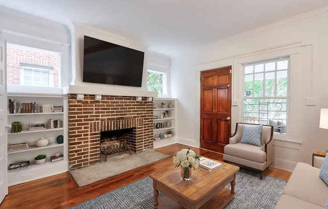 594 SEMINOLE AVE NE