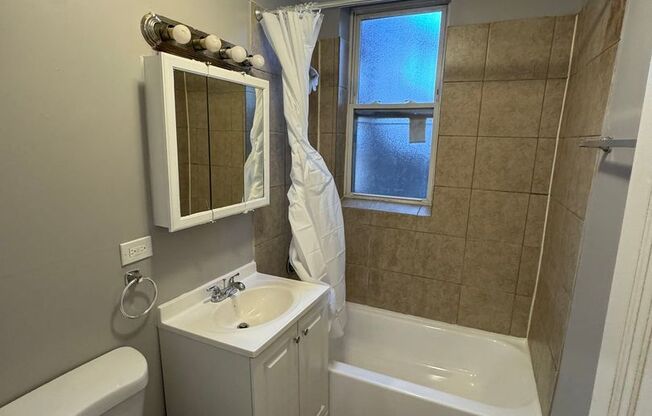 2 beds, 1 bath, $1,860, Unit 1119-2S