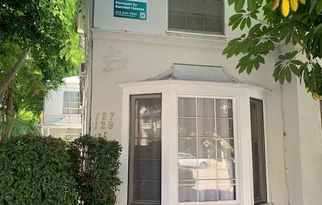 127 N DOHENY DR