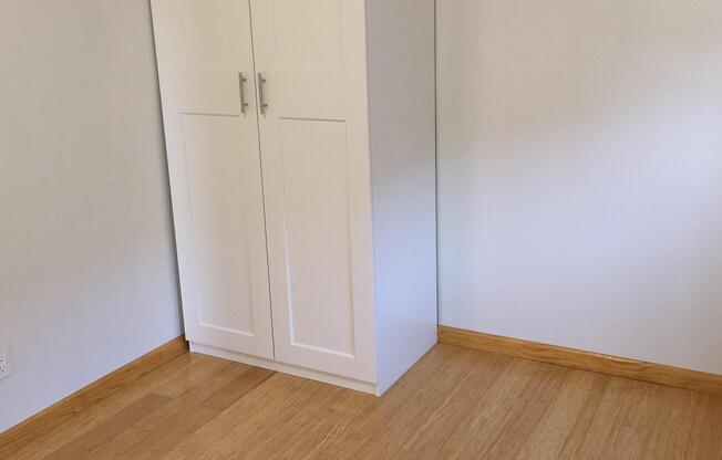 2128 E 70 ST