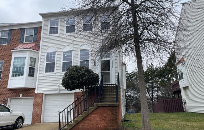 Elegant And Spacious 3 Bed 3.5 Bath Townhome In Vibrant Loudon Parkway Center