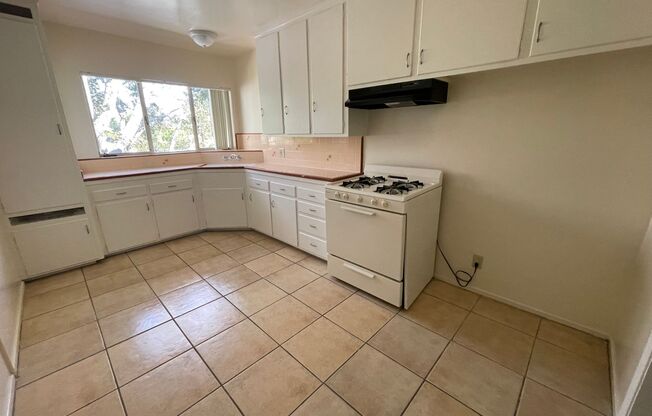 1 bed, 1 bath, 624 sqft, $1,975, Unit 28