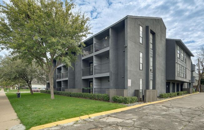 2722 Throckmorton