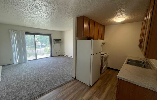 2 beds, 1 bath, $725, Unit 25