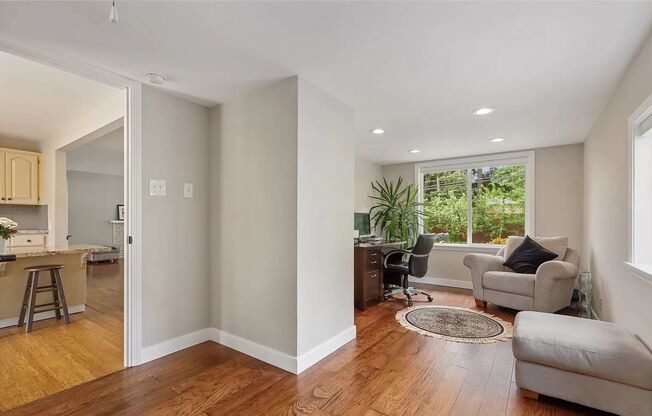 LOW RENT!Beautiful 4Bed2Bath House!PRIME heart of Lynnwood!Convenient Location!