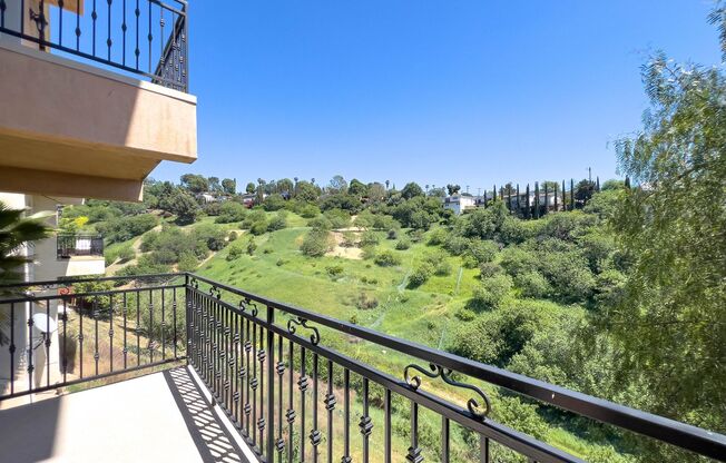 Modern Hillside 4Bed / 3.5 Bath Retreat with Stunning Views & Luxurious Amenities