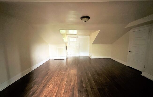 2 beds, 1 bath, $1,195, Unit 7