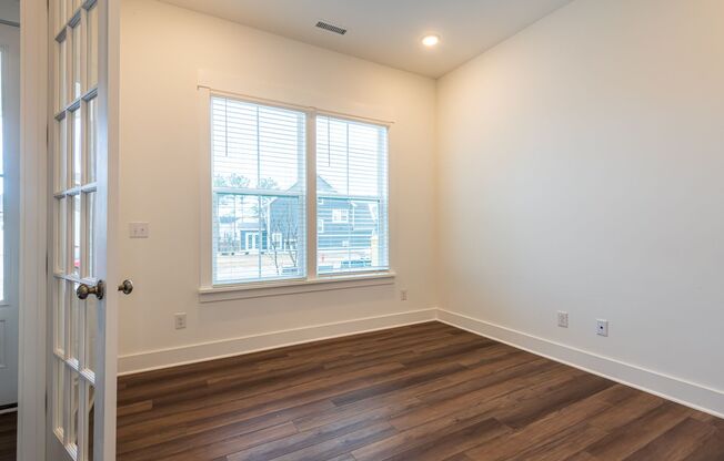 Gorgeous 4+ Bedroom Home in 12 Oaks