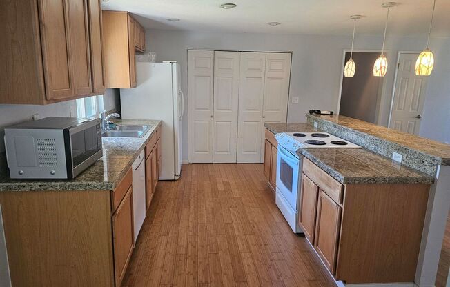 Cascade Renton area - 3 bedroom 2 bathroom rambler home - Available NOW!!