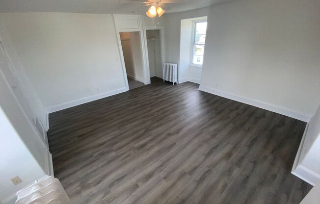 2 beds, 1 bath, $1,400, Unit Unit 4