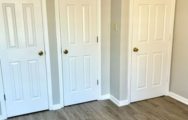 3 beds, 1 bath, 900 sqft, $850, Unit 526-204 Locher Alley