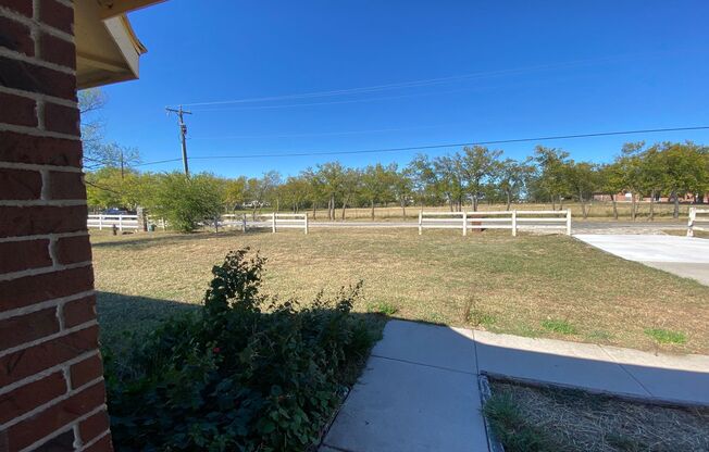 ONE ACRE LOT! Country living minutes away from the city and major freeways!