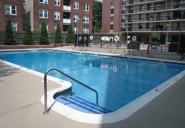 60 Longwood Ave Apt 710