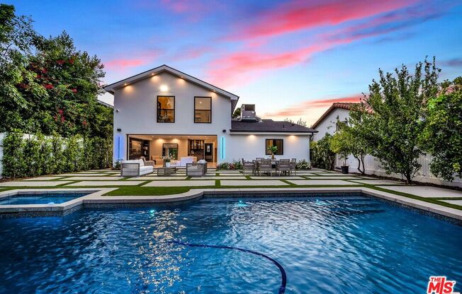 5236 RESEDA BLVD