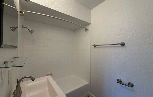 3 beds, 2 baths, 985 sqft, $2,375, Unit 401