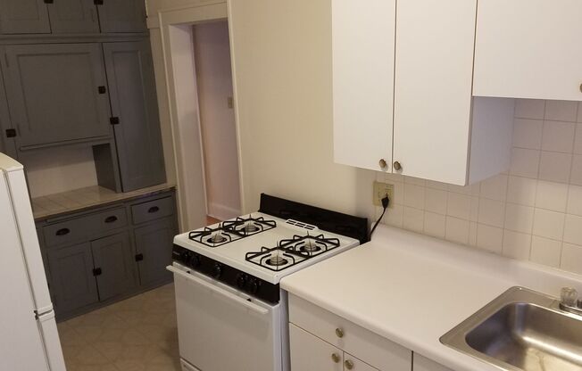 2 beds, 1 bath, 1,100 sqft, $1,275, Unit 17