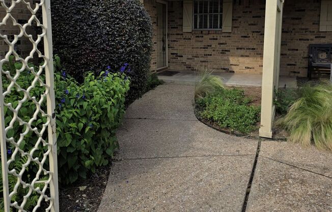 Yipee! Fabulous 2 bedroom, 2 bath home in Overton West