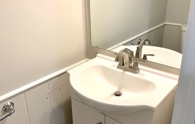 Inglewood 2 BR 1.5 Bath duplex available Oct 17! $1250/mo!