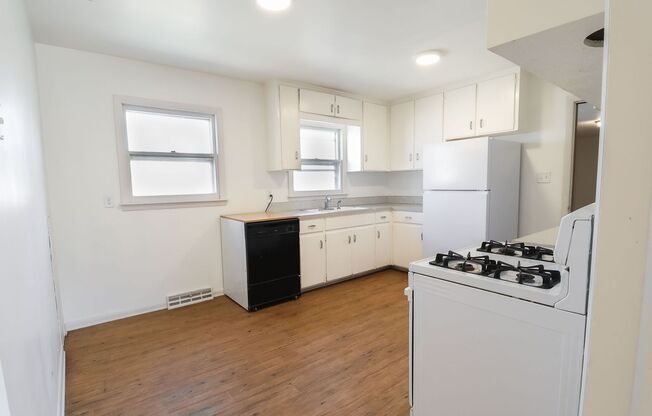 3 beds, 1 bath, 1,330 sqft, $1,295, Unit 1719 6th ave unit 2