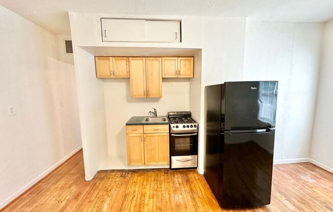 Close to Lincoln & the beaches: 1bed/1bath in quiet Art Deco buiding available now @ $ 1,850.00 / monthly!